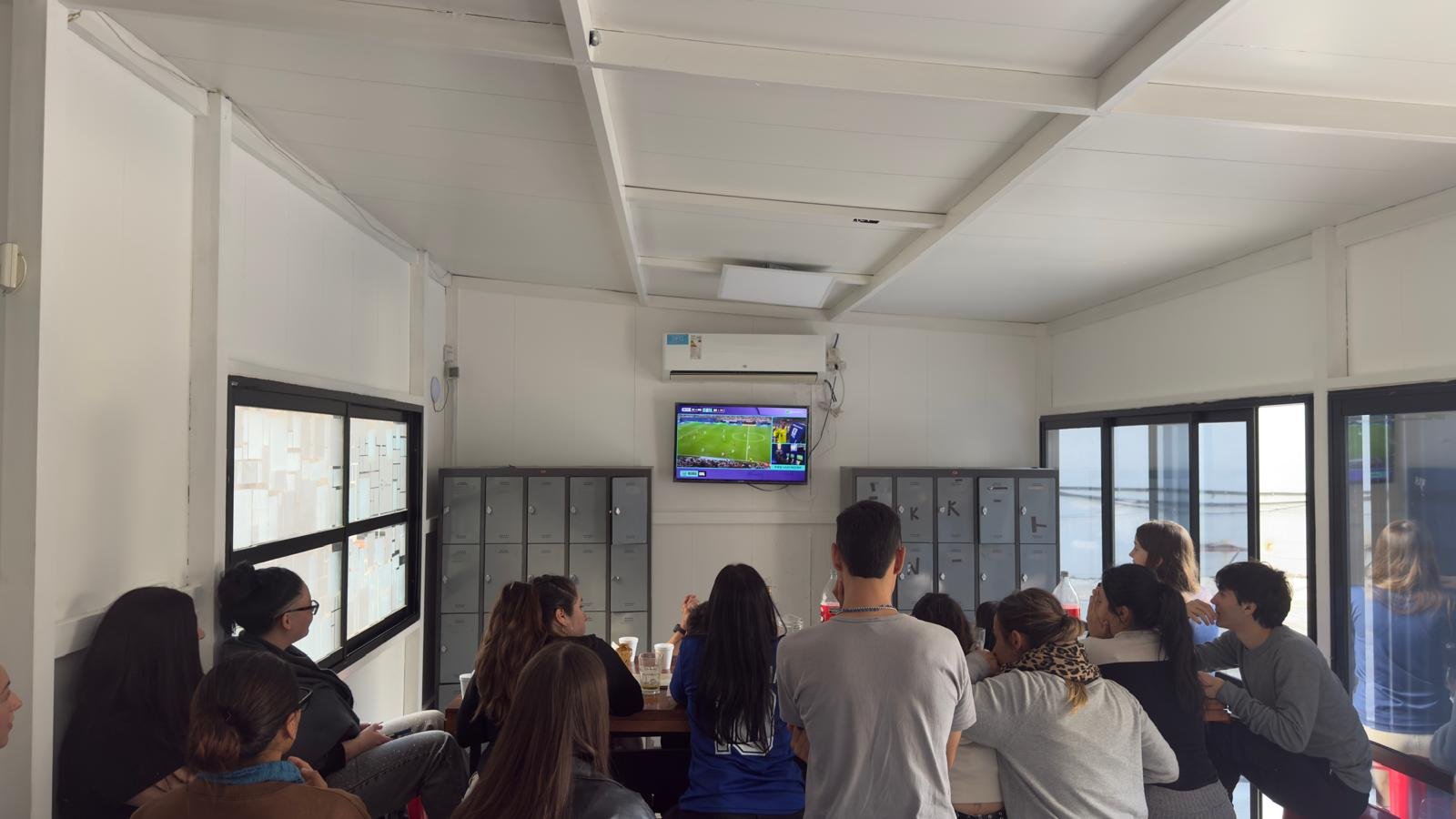 El equipo mirando un partido juntos en el espacio de descanso