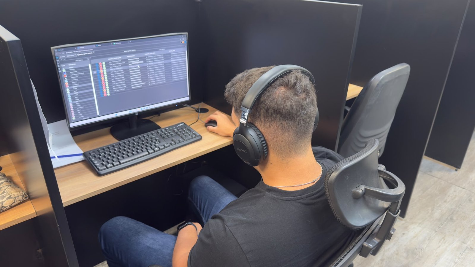 Operador del equipo trabajando con auriculares en su puesto